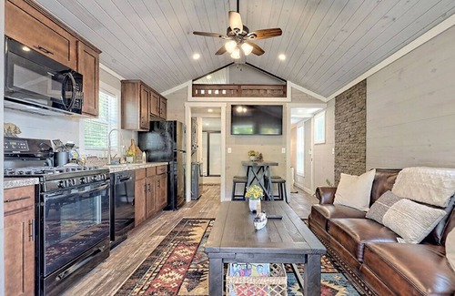 Clarkesville Cottage | Cozy Tiny Home at Sugar Mill Creek with Lake and Pool Views