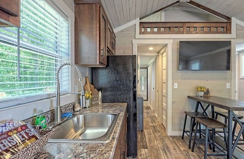 Clarkesville Cottage | Cozy Tiny Home at Sugar Mill Creek with Lake and Pool Views