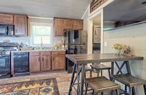 Clarkesville Cottage | Cozy Tiny Home at Sugar Mill Creek with Lake and Pool Views