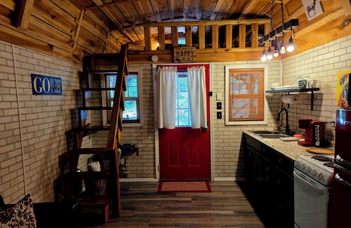 Cub Run Cabin | Romantic Tiny Home Cabin at Nolin Lake with Hot Tub