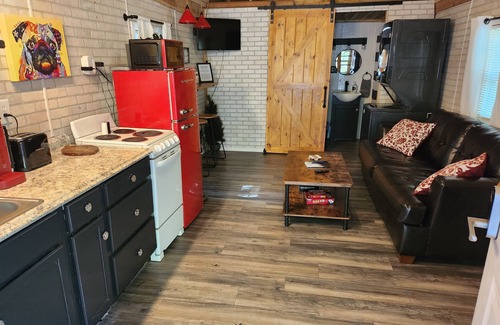 Cub Run Cabin | Romantic Tiny Home Cabin at Nolin Lake with Hot Tub