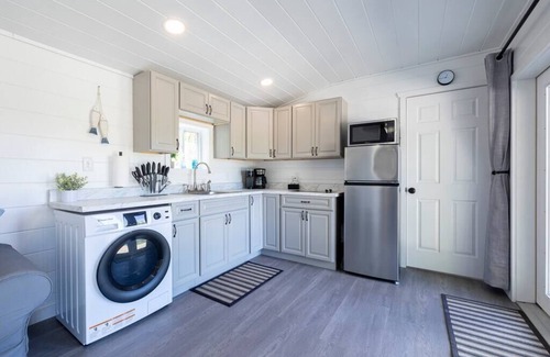 Town of Schodack Apartment | Charming Tiny House Near NYC & Boston with Lake View