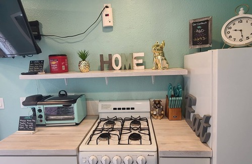 Valley Center Cottage | Cozy Tiny Home in Bulldog Paradise with Lake View & Puppy Love