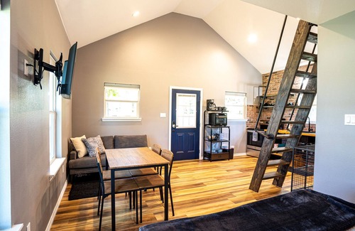 Canyon Lake Apartment | Pet-Friendly Tiny Home Near Canyon Lake with Spa & Hot Tub
