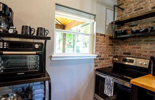 Canyon Lake Apartment | Pet-Friendly Tiny Home Near Canyon Lake with Spa & Hot Tub