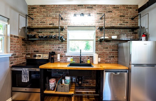 Canyon Lake Apartment | Pet-Friendly Tiny Home Near Canyon Lake with Spa & Hot Tub