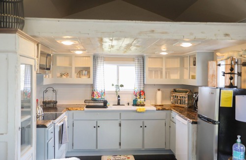 Slocomb Cottage | Cozy Tiny Home Retreat with Ocean View & Breakfast