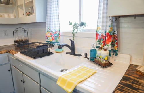 Slocomb Cottage | Cozy Tiny Home Retreat with Ocean View & Breakfast