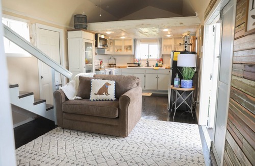 Slocomb Cottage | Cozy Tiny Home Retreat with Ocean View & Breakfast