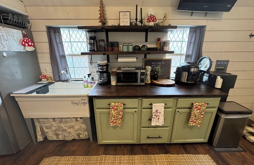 Sevierville Apartment | Cozy Tiny Home in the Smokies with Lake View & Pet-Friendly