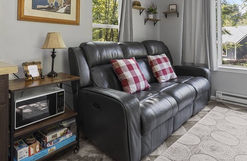 Ashford House | Charming Tiny Home Near Mt. Rainier with Hot Tub & Spa