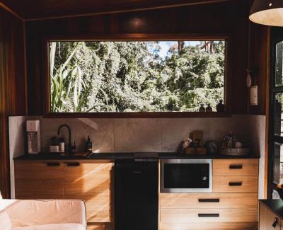 Cardiff South House | Cozy Getaway with Outdoor Bath and Infrared Sauna