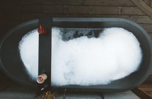 Cardiff South House | Cozy Getaway with Outdoor Bath and Infrared Sauna