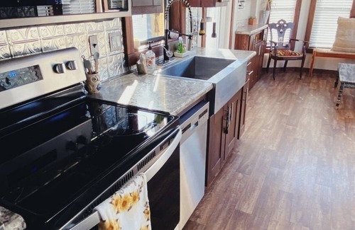 Dennis House | Peaceful Tiny Home: Pet-Friendly Retreat with Spa & Breakfast