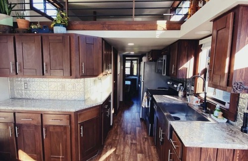 Dennis House | Peaceful Tiny Home: Pet-Friendly Retreat with Spa & Breakfast