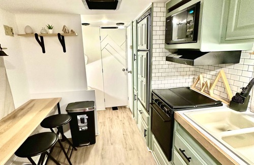 Leeds House | Cozy Tiny Home RV Near Zion National Park - Family Friendly