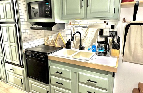 Leeds House | Cozy Tiny Home RV Near Zion National Park - Family Friendly