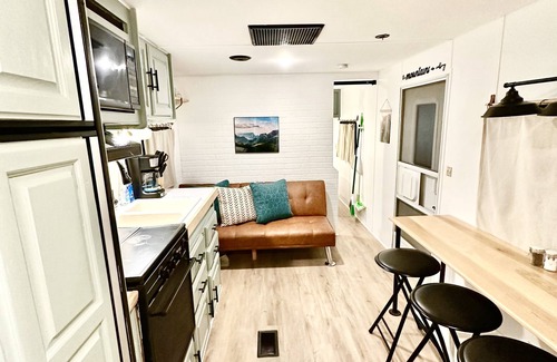 Leeds House | Cozy Tiny Home RV Near Zion National Park - Family Friendly