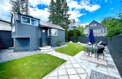 Castine House | Boho Tiny Home by the Sea: Guest Rated 10/10 with Breakfast