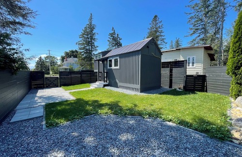 Castine House | Boho Tiny Home by the Sea: Guest Rated 10/10 with Breakfast