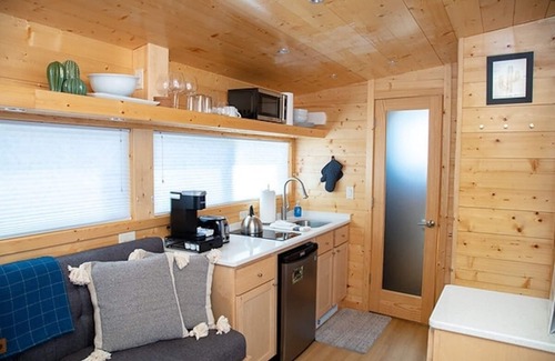 Meeker House | Cozy Tiny Home: Pet-Friendly Retreat for 3 Guests