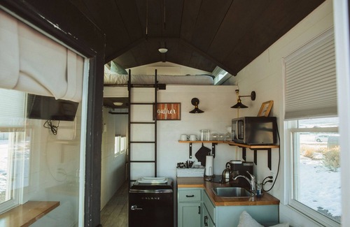 Meeker House | Cozy Tiny Home with Queen Beds, Pet and Child Friendly