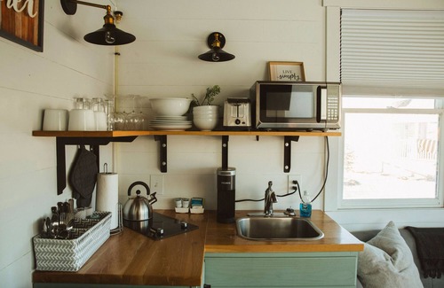 Meeker House | Cozy Tiny Home with Queen Beds, Pet and Child Friendly