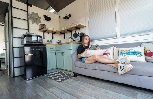 Meeker House | Cozy Tiny Home with Queen Beds, Pet and Child Friendly