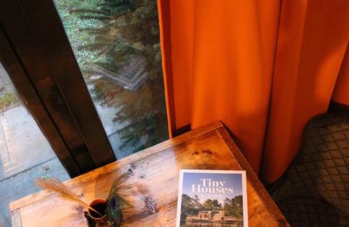 Stad aan 't Haringvliet Bed & Breakfast | Cozy Tiny House in de Boomgaard - Family Friendly Retreat