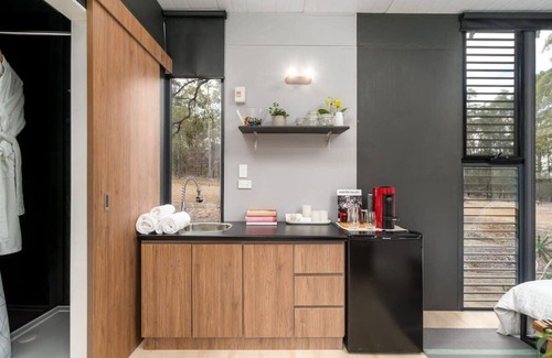 Pokolbin House | Exceptional Tiny House 888 Summar with Family-Friendly Amenities
