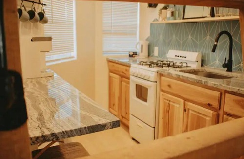 Barelas House | Pet-Friendly Tiny House Agave with Hot Tub & Spa Amenities