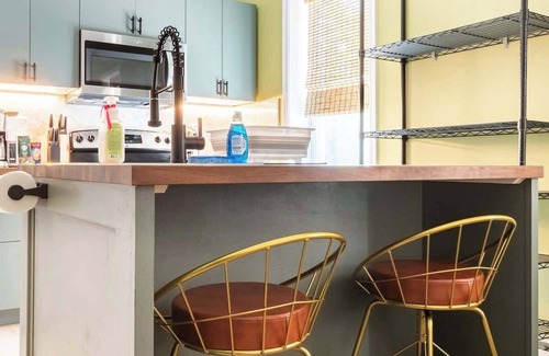 Wilmington House | Top-Rated Tiny House Apt in Little Italy with Parking