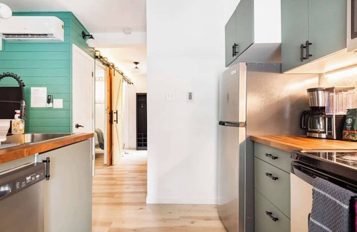 Wilmington House | Top-Rated Tiny House Apt in Little Italy with Parking