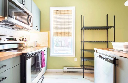 Wilmington House | Top-Rated Tiny House Apt in Little Italy with Parking