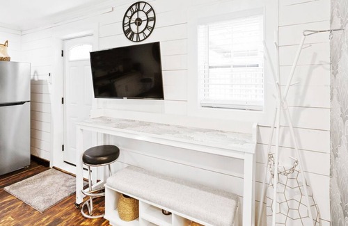 Fairview House | Cozy Tiny House Retreat at Gold Farm with Spa & Breakfast