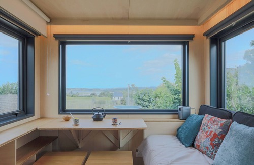 Langueux House | 'Tiny House 'bada' with Sea View, Nordic Bath, Private Terrace and Wi-Fi