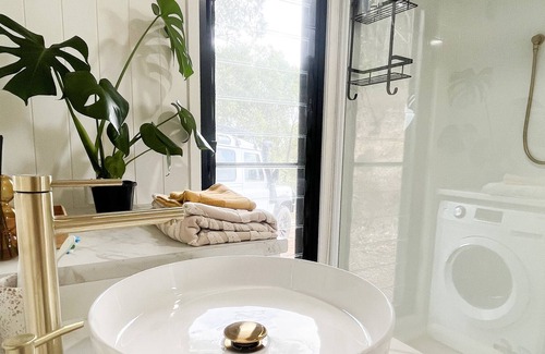 Agnes Water Cabin | Tiny house, big views- native bush setting, 5 mins to beach!