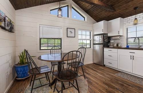 Marion Cabin | Cozy Tiny House Cabin by Lake Egypt with Pet-Friendly Perks