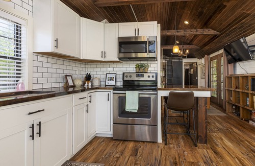 Marion Cabin | Cozy Tiny House Cabin by Lake Egypt with Pet-Friendly Perks