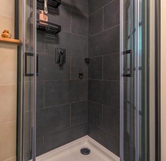 Municipality of Nijmegen Apartment | Cozy Tiny House with Kitchen, Bathroom & Bike Rentals