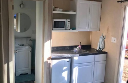 Squaw Valley House | Cozy Tiny House for Two near Kings Canyon NP with Breakfast