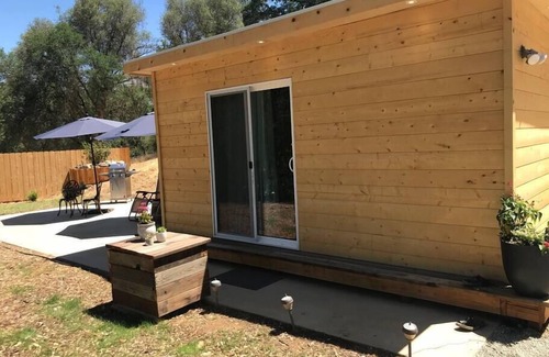 Squaw Valley House | Cozy Tiny House for Two near Kings Canyon NP with Breakfast