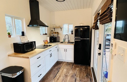 Mason House | Secluded Tiny House Getaway with Kitchen & Pet-Friendly Perks
