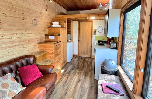 Llanybri House | Cozy Tiny House with Hot Tub in Pembrokeshire - 9.6/10 Rated