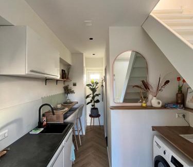 Municipality of Aalsmeer Apartment | Cozy Tiny House in Aalsmeer Near Schiphol & Amsterdam