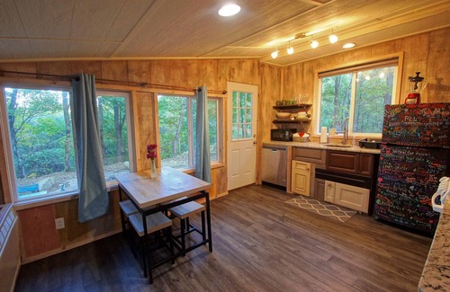 Banner Elk Apartment | Cozy Treehouse Getaway with Fire Pit in Banner Elk