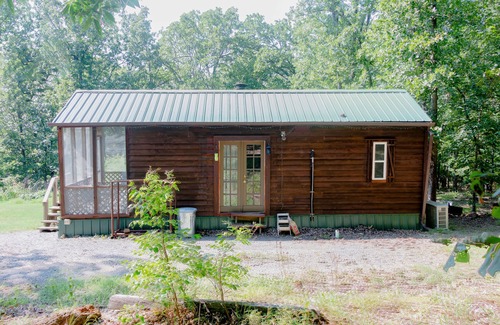 Hulbert House | Cozy Tiny House in the Woods - Pet-Friendly Retreat