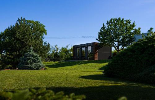 Kobyli Apartment | Exceptional TINY HOUSE mezi sklepy – Child Friendly Retreat