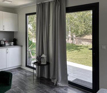 Kobyli Apartment | Exceptional TINY HOUSE mezi sklepy – Child Friendly Retreat