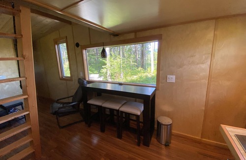 White Salmon House | Cozy Tiny House Retreat with Outdoor Sauna and Scenic Views